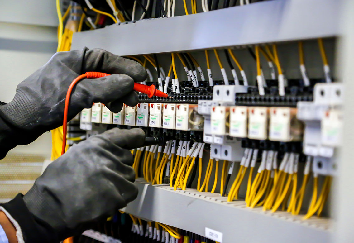 ingeniero eléctrico trablero eléctrico